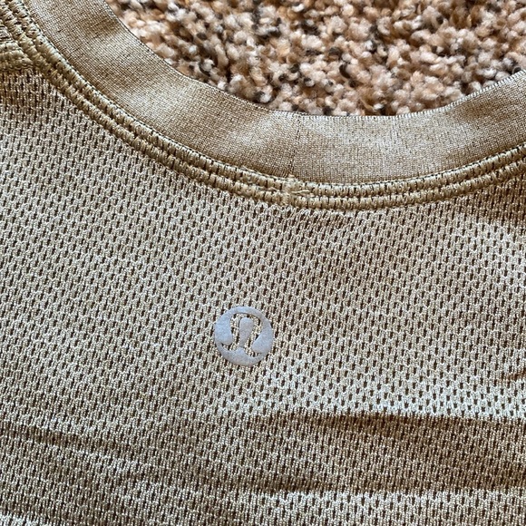 Lululemon metal vent tee limited edition (city scape) - Picture 3 of 4